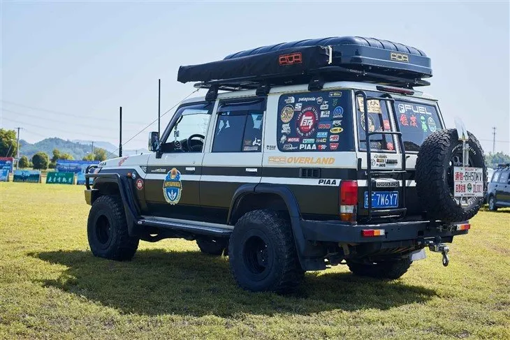 Customized Outdoor Hard Shell Car Roof Tent